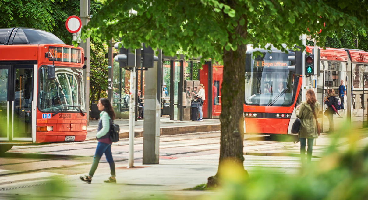 Bybane og buss bilde