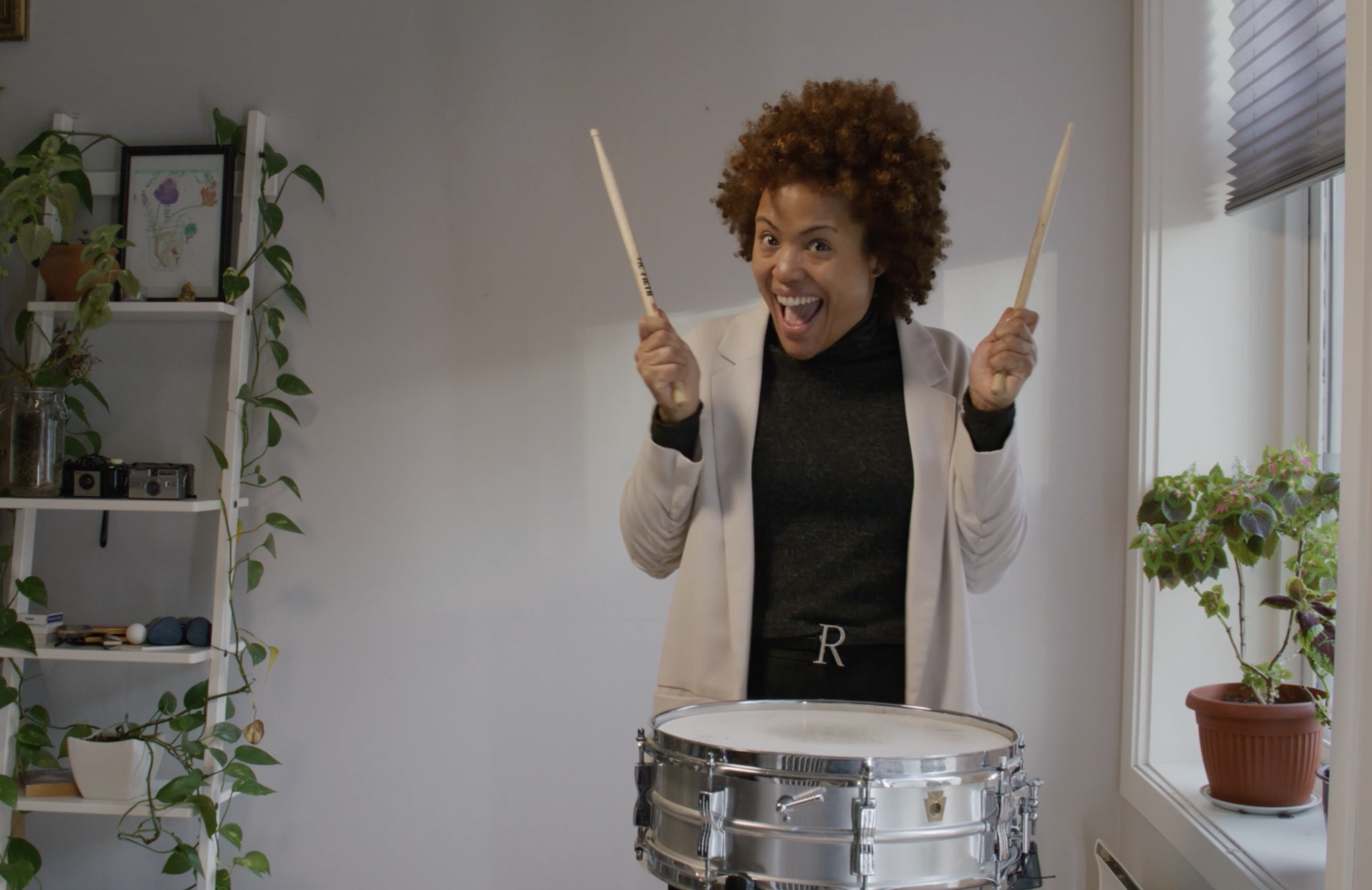 Kvinne spiller trommer