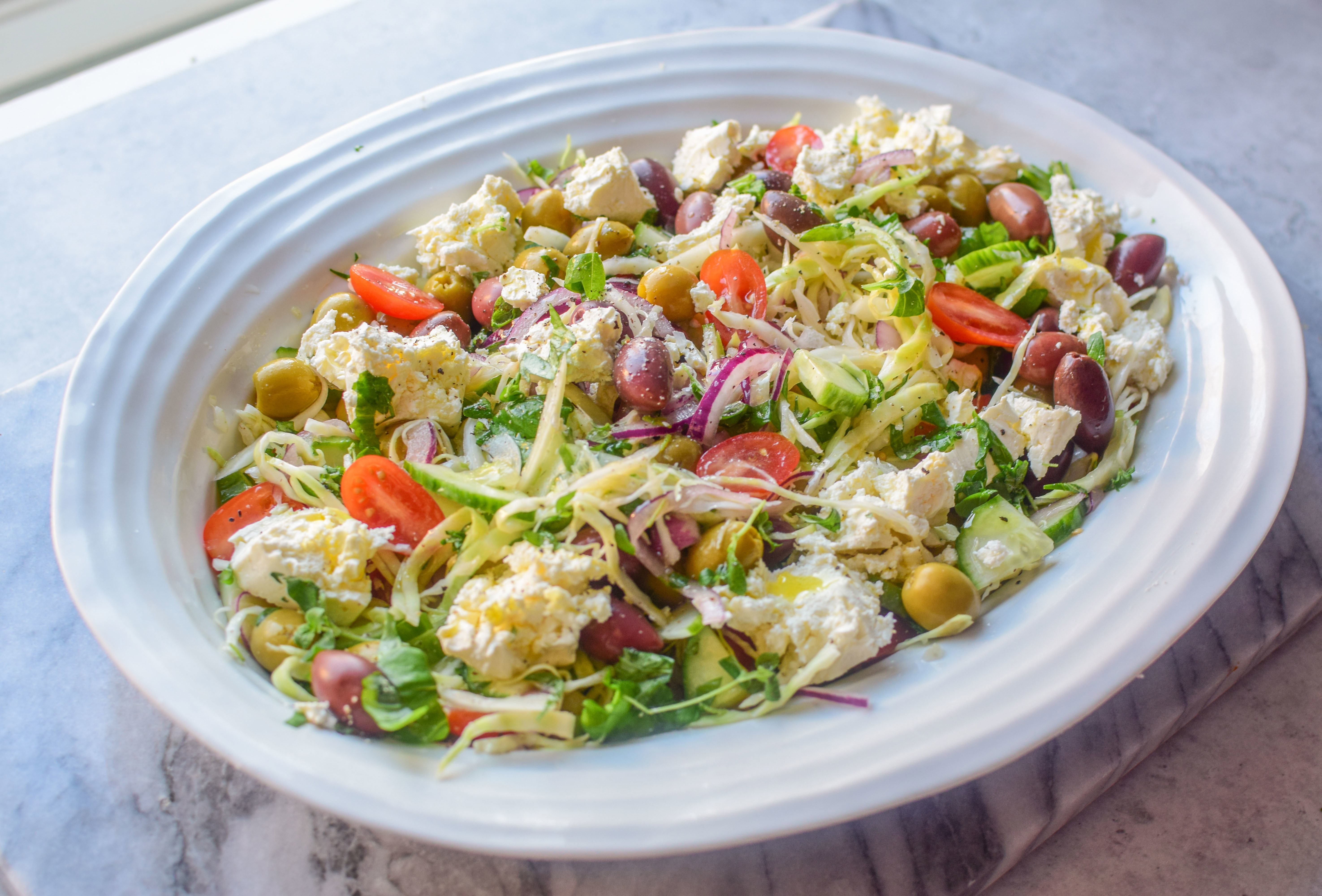 Greek cabbage salad - A refreshing salad with a taste of ... | Gladkokken