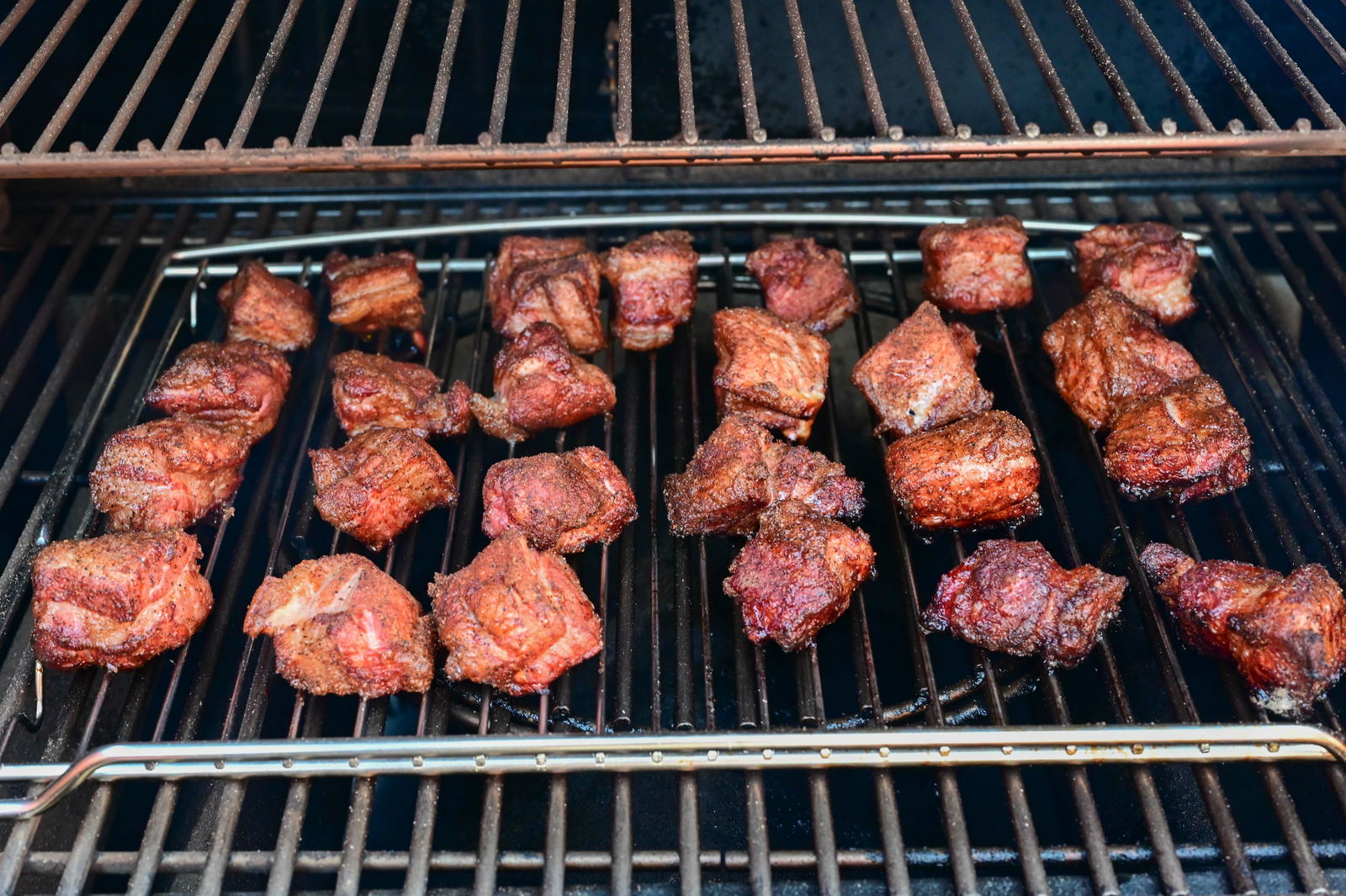 Burnt ends BBQ - Perfekte, saftige og deilige kuber av ribbe | Gladkokken