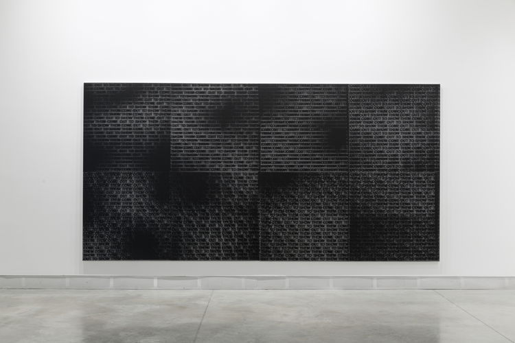Glenn Ligon Come Out 13 2015 silketrykk pa lerret 2413 x 4877 cm c Glenn Ligon Christen Sveaas Kunstsamling