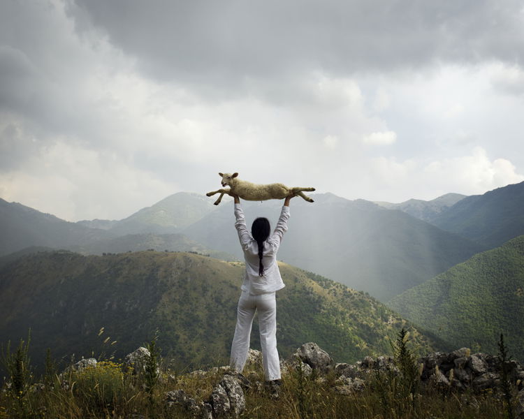 Marina Abramovic Holding the Lamb 2010 C print 160 x 200 cm c Marina Abramovic Christen Sveaas Kunstsamling