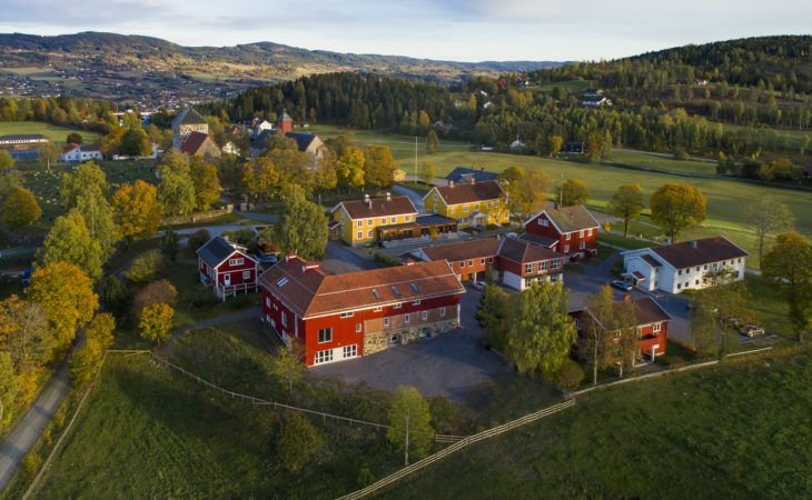 Oversiktsbilde Granavolden Gjaestgiveri Foto BT Stokke 002 730x450