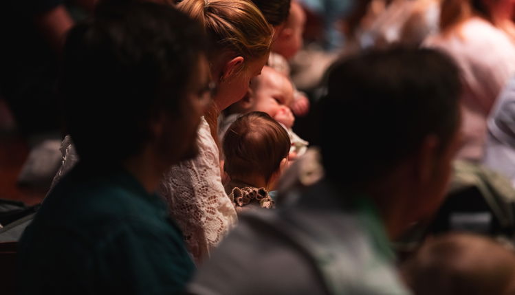 Barn og foreldre som ser på konsert
