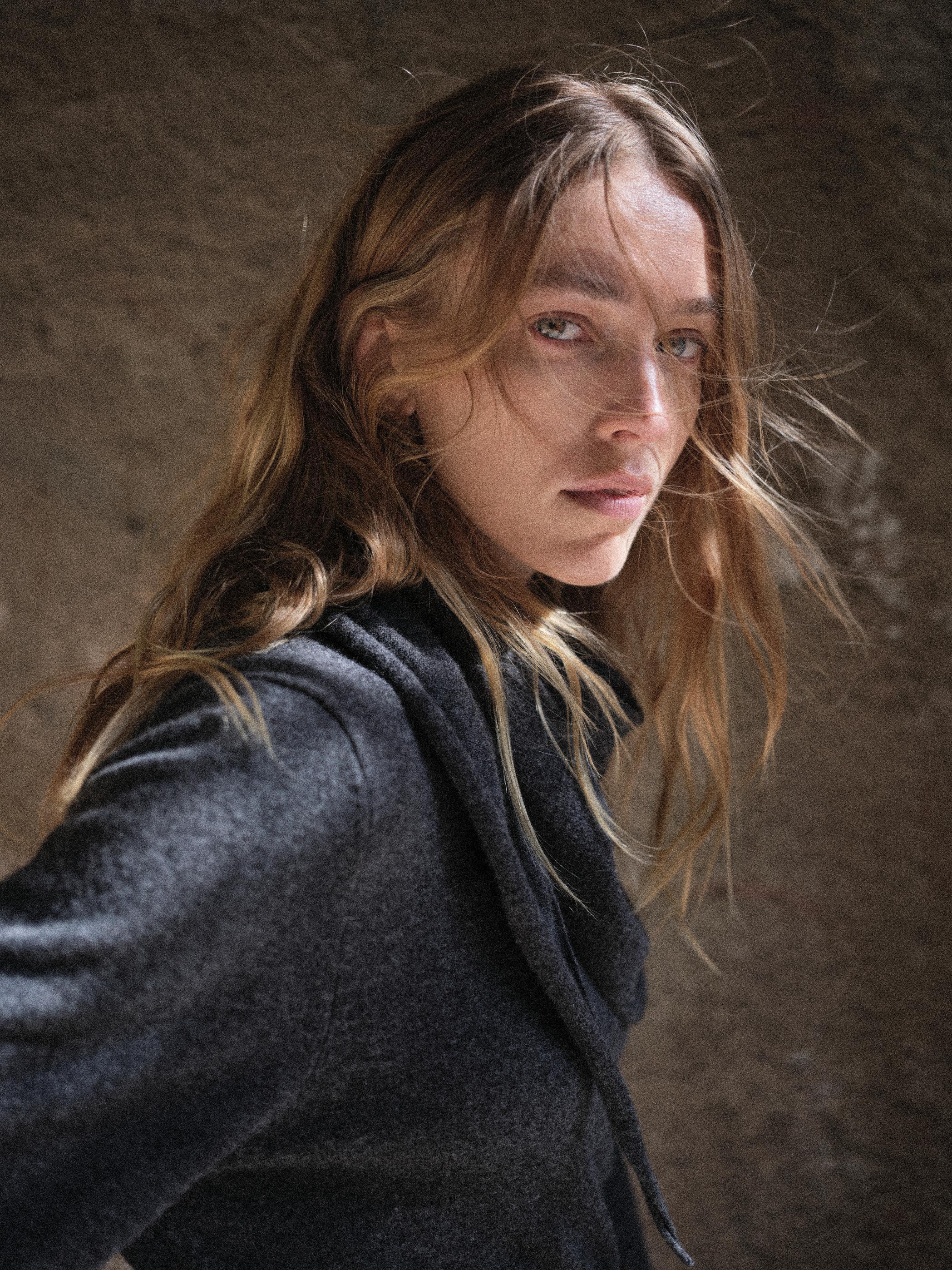 FWSS FALL 2024 CAMPAIGN TRINE HISDAL TOULON MAXI DRESS MOMENTO SCARF GRAPHITE GREY