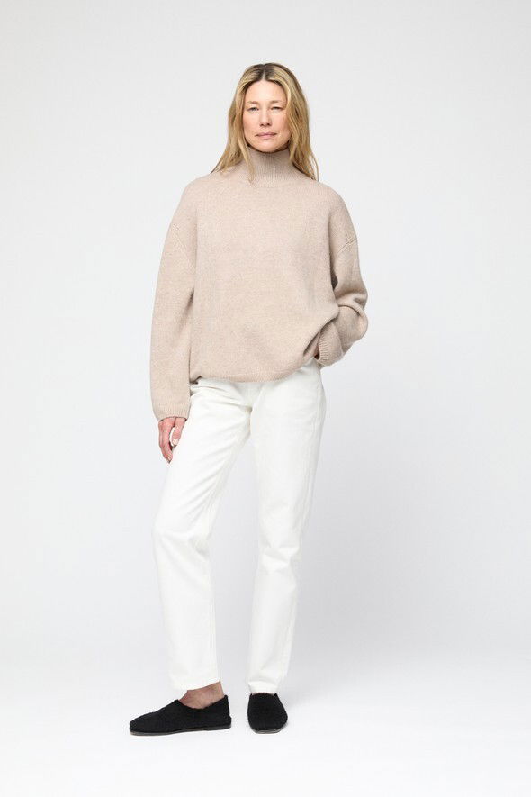 FWSS FALL 2025 CAMPAIGN TRINE HISDAL CHUNKY CASHMERE TURTLENECK WHEAT BEIGE