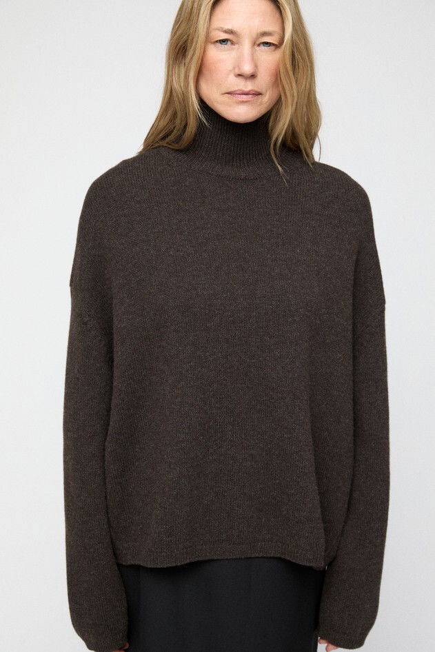 FWSS FALL 2025 CAMPAIGN TRINE HISDAL CHUNKY TURTLENECK COFFEE BROWN