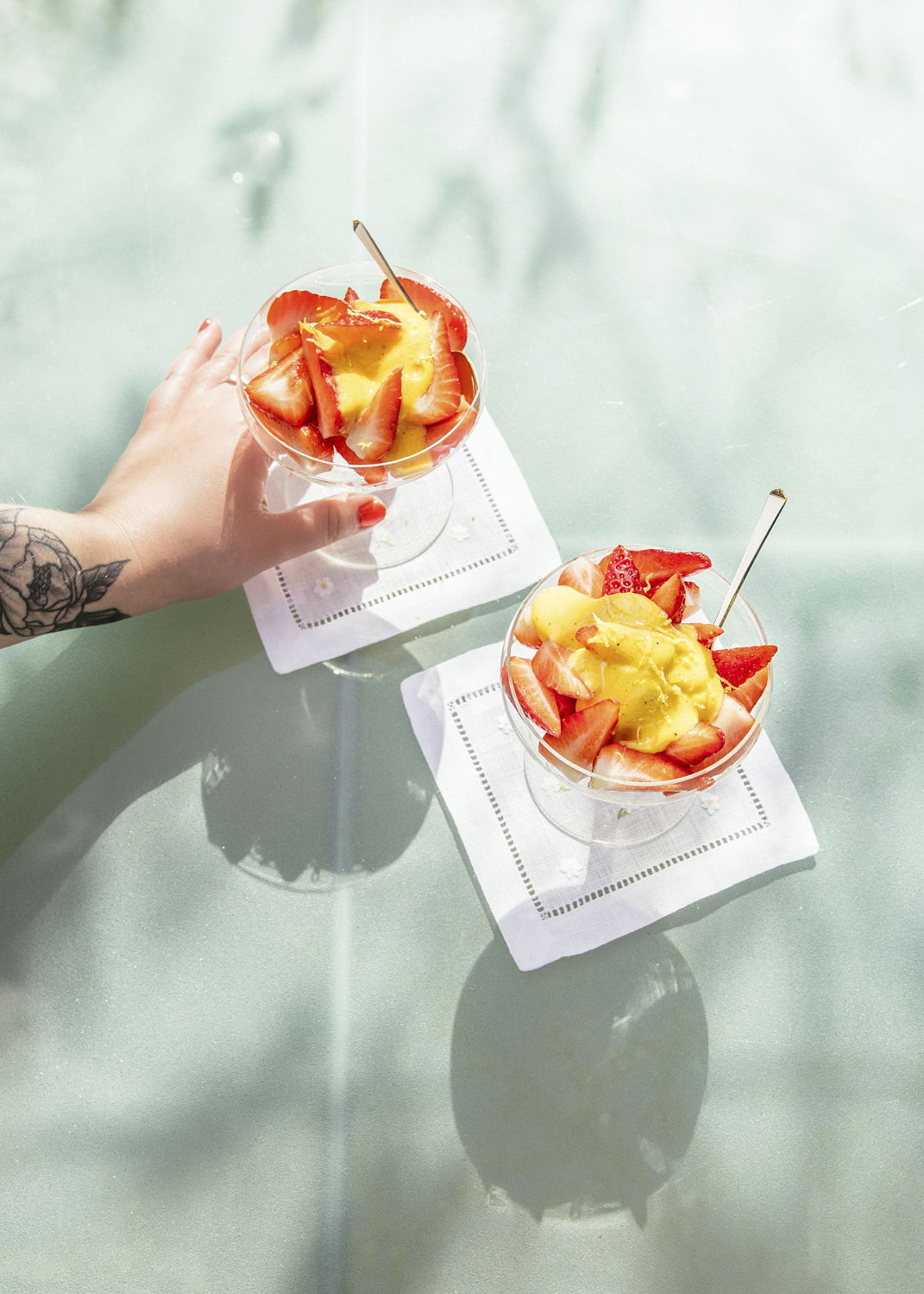 Jordbaer med sitronsabayonne