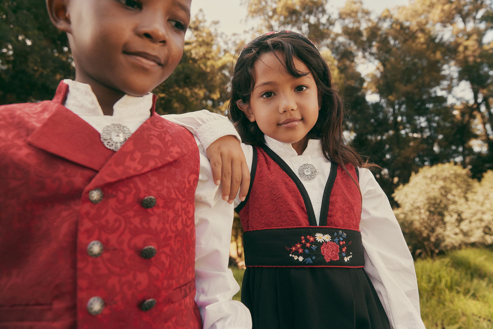 DRESSED 1 K FESTDRAKT 275