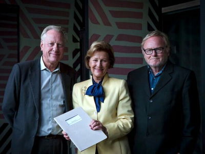 HM Queen Sonja flanked by MUNCH's director Stein Olav Henrichsen and co-founder of the QSPA, Ørnulf Opdahl