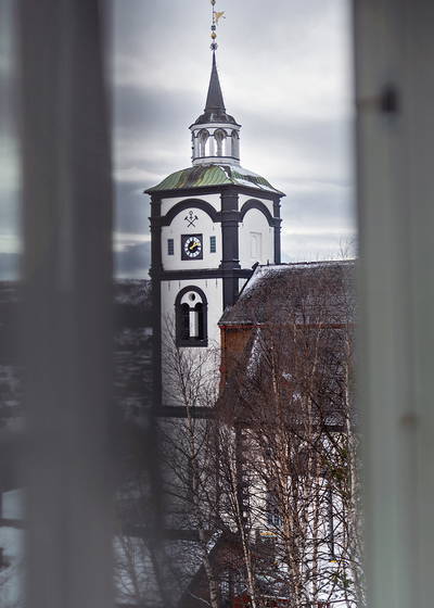 Utsikt fra vindu på Erzscheidergården med Røros kirke i fokus.