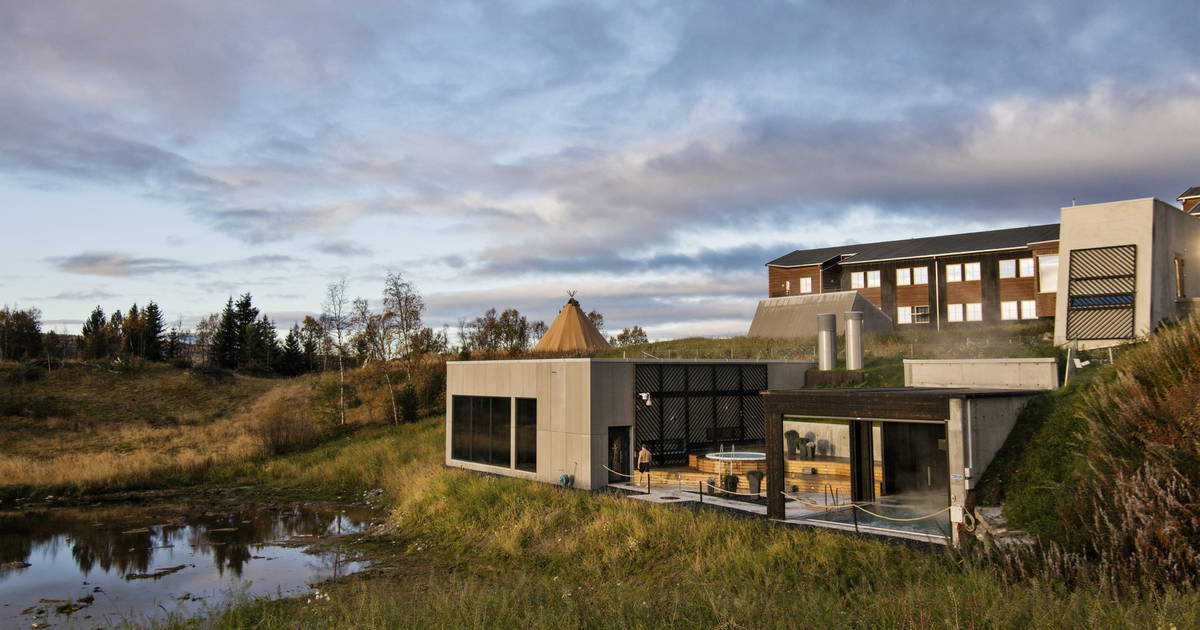 Røros Hotell har utendørsbasseng og boblebad med vakker solnedgang.